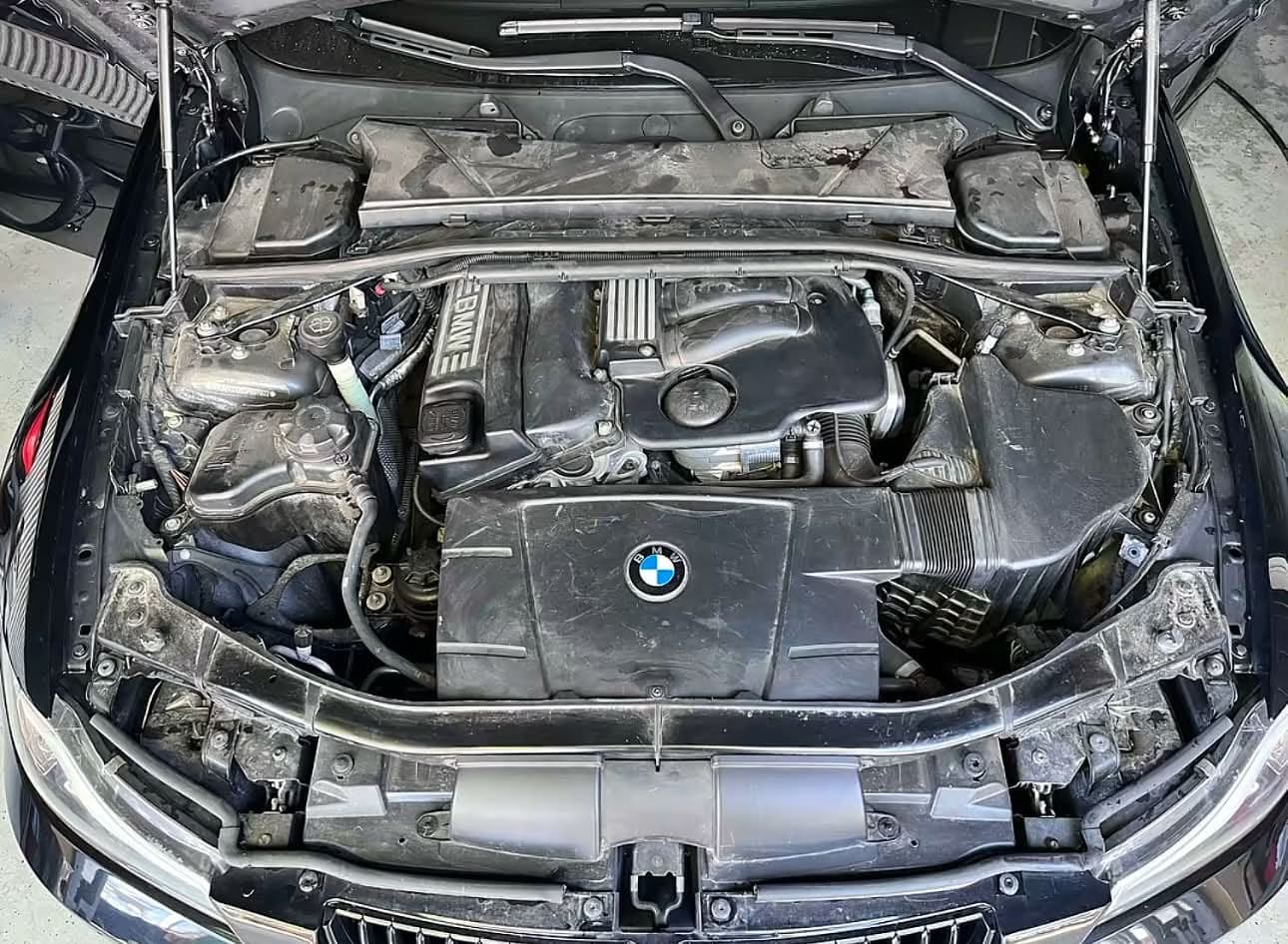 Motortér mosás — előtte · BMW — kímélő tisztítás · FótAutómosó, Fót